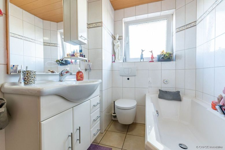Großzügiges 3-Familienhaus in idyllischer Feldrandlage von Hessisch Oldendorf - OT Rohden! – EG Hp - Badezimmer