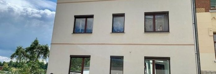 परिवार के लिए पर्याप्त स्थान वाला आवासीय घर