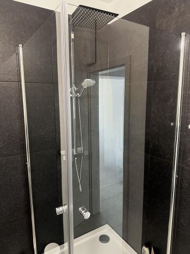 Moderne 2 Zimmer im kernsanierten Altbau – Dusche Detail