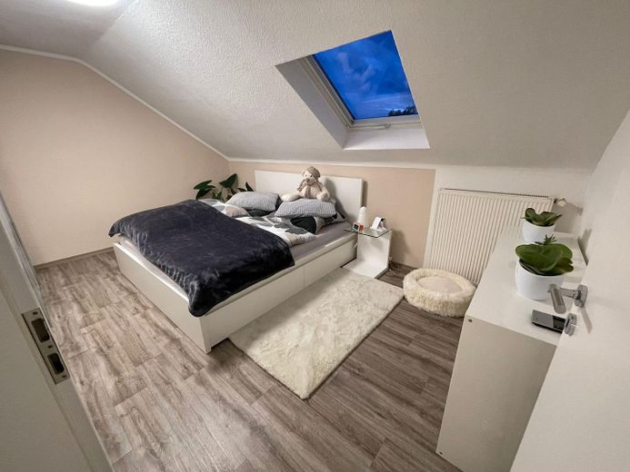 Helle 3-Zimmer-Dachwohnung in zentraler Lage von Rodenbach – Schlafzimmer
