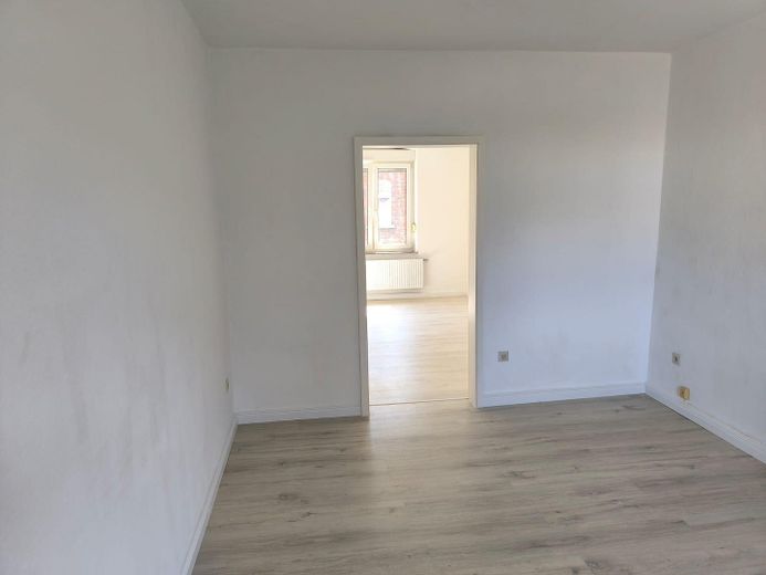 Schöne und renovierte 2,5-Zimmer Wohnung – Wohnzimmer1