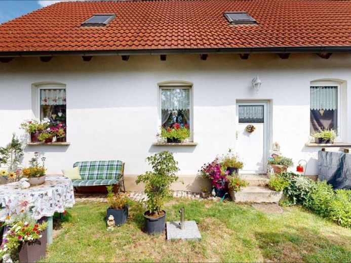 SENZA PROVVIGIONE: Casa bifamiliare a Wimmelburg – investimento con unità abitativa libera – Foto 1