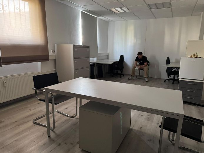 Lagerhalle mit Büro – Foto 6