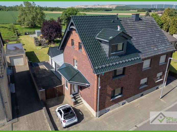 +5PLUS+ WER ZUERST KOMMT + SO FÜHLT SICH ZUHAUSE AN + DOPPELHAUS MIT GROSSEM GARTEN IN ANGELSDORF + – Foto 1