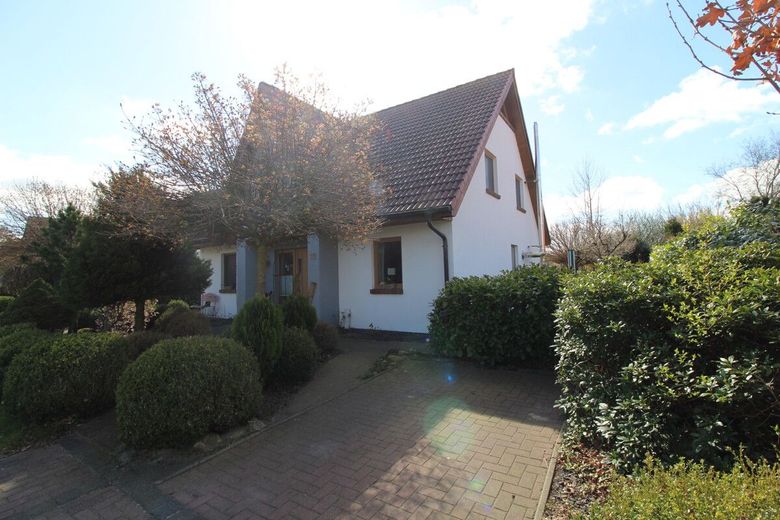 Exquisites Einfamilienhaus in neuwertigem Zustand mit PV-Anlage,Carport und idyllischer Gartenanlage – Eingangsansicht &amp; PKW-Stellplatz