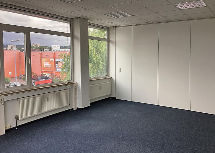 Winnenden: Heller Eck-Büroraum in bester Lage! Ideal für Home-Office! 2.OG – ..Platz für Besprechungstisch 