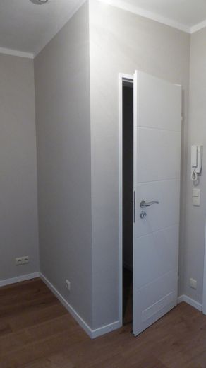 Top sanierte 1 ZKB Wohnung mit Balkon in Wiesbaden - Nordenstadt – Flur mit Abstellraum