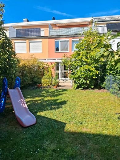 Von Privat: energiesparsames Reihenhaus mit Blick ins Grüne – Garten