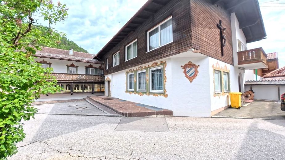 Teilbare Gewerbefläche mit 97 m², 2 Eingängen, Außenfläche und 2 Stellplätzen – Außenansicht
