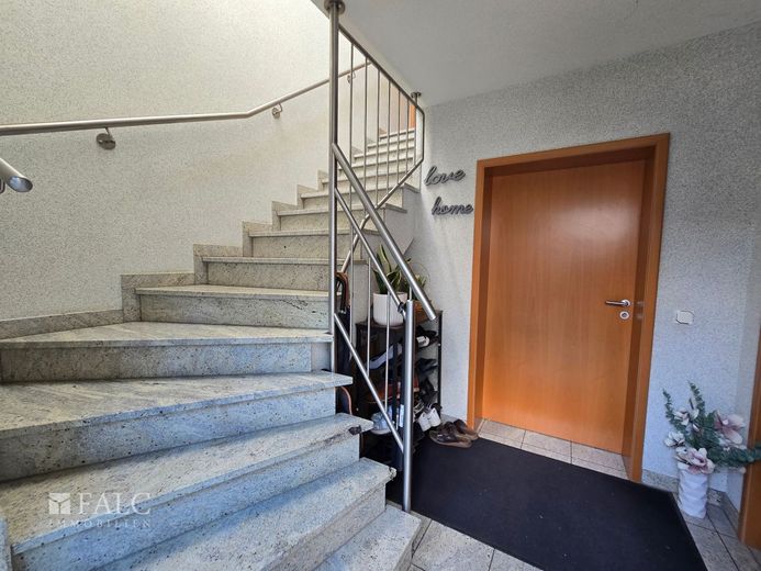 Ein großes Haus im Blumen Viertel in Nümbrecht – Treppenhaus