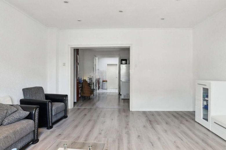 Komplett vermietetes Mehrfamilienhaus mit Gewerbe, 7 Garagen und Garten – Wohnen 1. OG Esszimmer/Küche