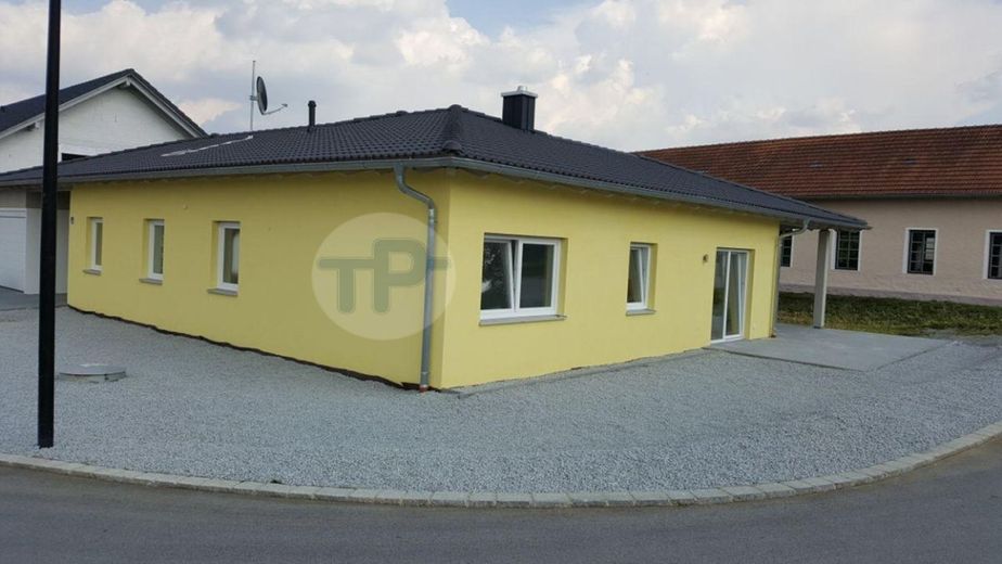RESERVIERT! WALMDACHBUNGALOW MIT GARAGE UND CARPORT IN TRAUMHAFTER SIEDLUNGSRANDLAGE – Ansicht 2