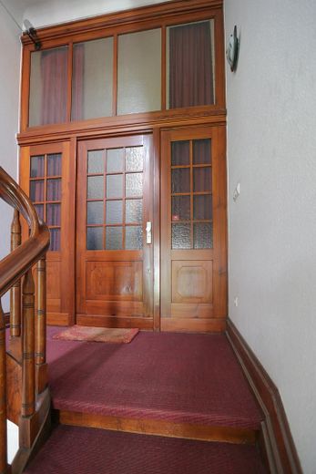 Düsseldorf'ta 2 balkonlu ve ankastre mutfaklı, özel ve hayranlık uyandıran 5 odalı eski bina dairesi – Wohnungseingang