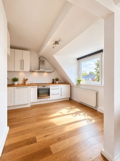 Wohnen über den Dächern Schwachhausens – 2 Zimmer, Dachterrasse und Grünblick – Wohnküche