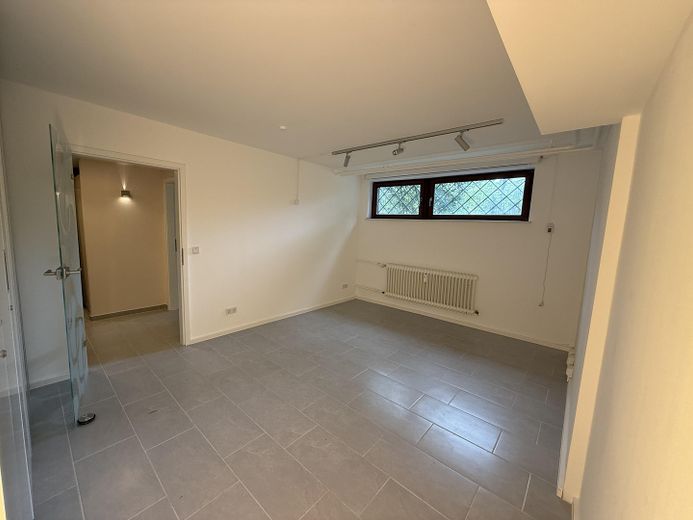 Grunewald 4 odalı daire, ayrıca bahçe, havuz ve garajlı suterre katı – Souterrain Zimmer 5