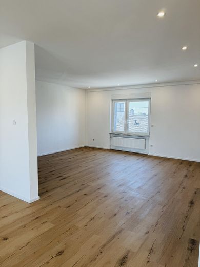 Neuwertige 6-Zimmer-Wohnung mit Einbauküche, Hauswirtschaftsraum und 2 Balkonen – Foto 5