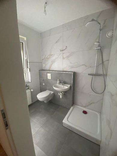 2-комнатная квартира 4 комнаты 81 м² 2,5 комнаты 65 м² городская квартира офис кабинет для практики жильё для рабочих коммерческая недвижимость инвестиция – Einheit 2 Dusche WC