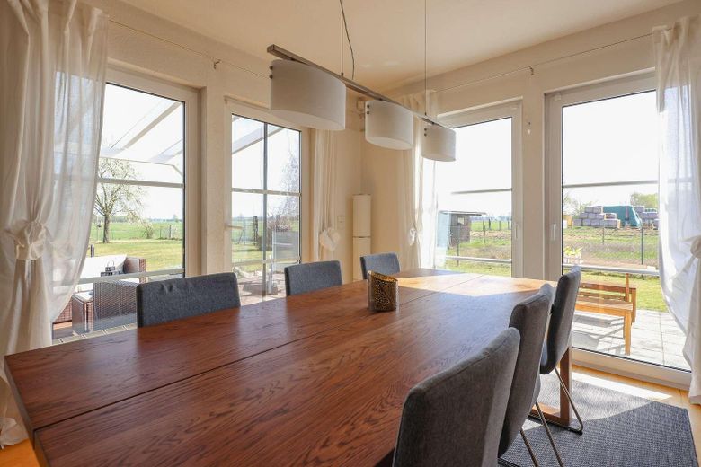 *senza provvigione* Casa familiare con impianto fotovoltaico, accumulo, camino e ampio giardino – Wohnzimmer