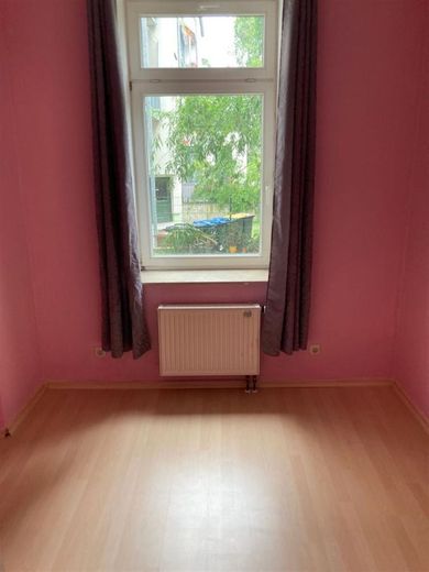 Gemütliche 3-Zimmer mit Laminat, Wannenbad und Einbauküche in guter Lage! – PHOTO-2022-12-09-11-09-36_2