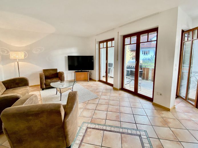 helle, großzügige Wohnung mit Weitblick fußläufig zum Pilsensee – Wohnzimmer