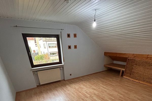 Bruchsal'da çekici 3 odalı + kış bahçeli çatı katı dairesi