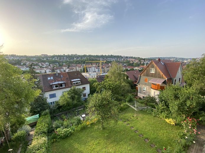 Sonnige 3 Zimmer-Wohnung in Halbhöhenlage mit Weitblick auf Stuttgart – Ausblick Frühling