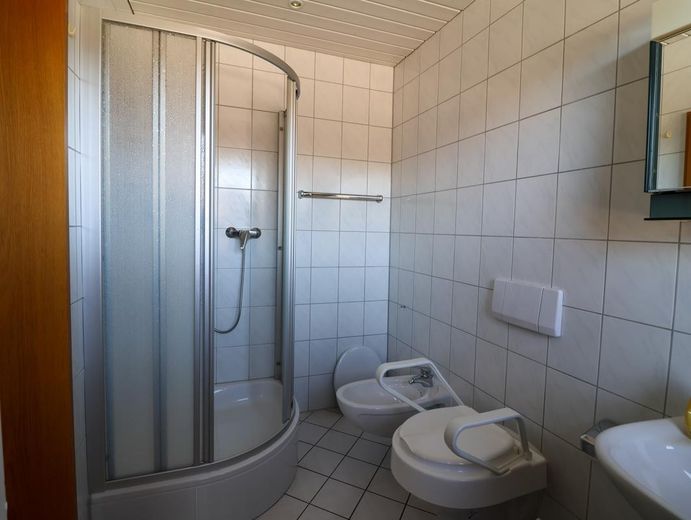 Duschbad neben sep. Zimmer