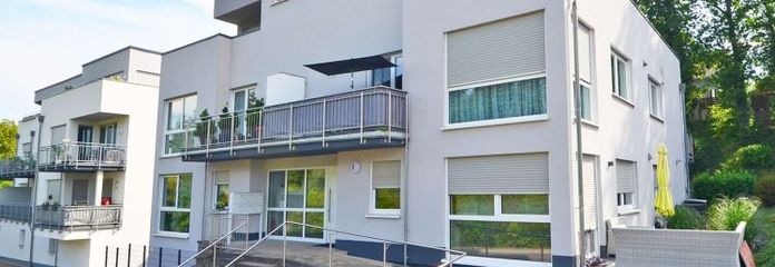 Pluwig: Moderne Penthousewohnung mit Dachterrasse, Tiefgaragenparkplatz und toller Aussicht
