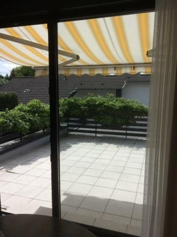 Beaucoup d’espace pour vos projets et rêves, spacieuse maison individuelle avec appartement indépendant à Cologne-Hahnwald – Dachterrasse mit Markise