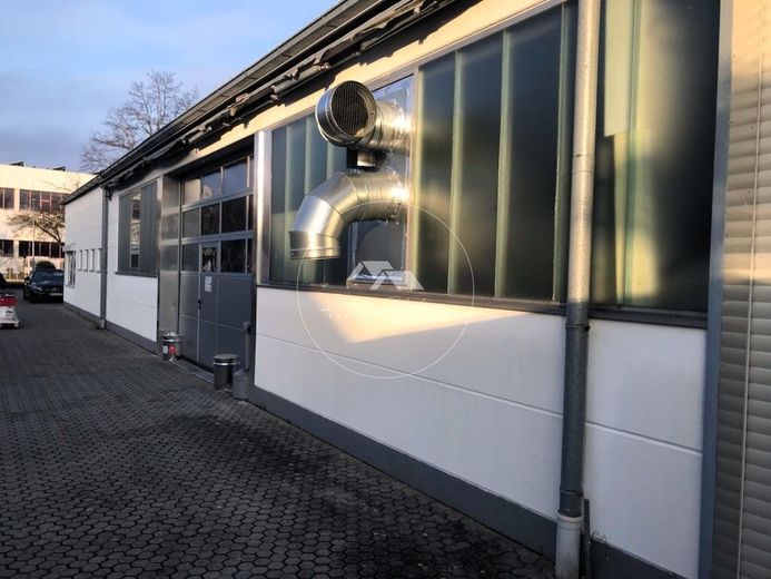 Moderne Gewerbehalle mit Büroflächen in Neustadt an der Donau – Außenansicht