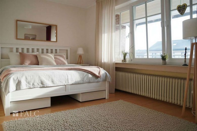 Zwei Wohnwelten unter einem Dach! Freistehendes Einfamilienhaus mit Einliegerwohnung – Schlafzimmer Haupthaus - (KI generiert)