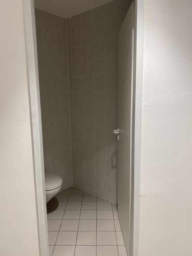 3-кімнатна квартира з вбудованою кухнею, ванною, великим балконом – WC separat