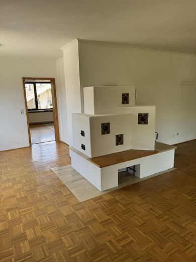 Zentrumsnah: Wohnhaus mit Galerie/Atelier, Einlieger-App.  & traumh. Naturgarten (834 qm) – Wohnen OG >Küche
