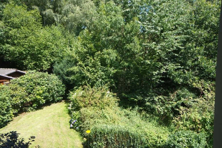 Traumhaft gelegen und mit hohem Wohnkomfort: Hochwertig ausgestattete Wohnung mit zwei Schlafzimmern, PKW-Stellplatz u.v.m. – 139cbb35321585edd48c396802c0b1e880ed25c1.jpg
