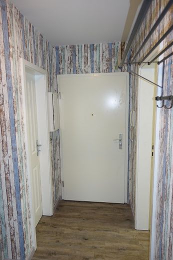 Ostseenah wohnen oder investieren - moderne Erdgeschosswohnung in Kröpelin mit Zukunftspotenzial – Flur mit Kammer links