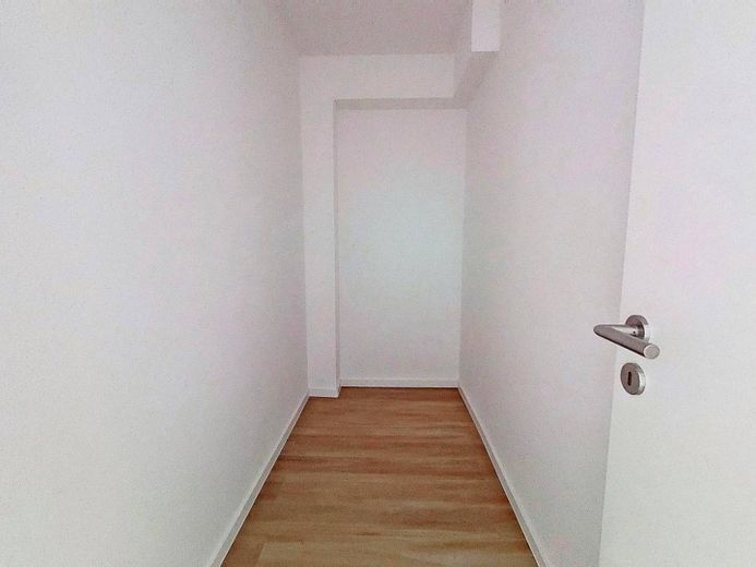 1. AFFITTO GRATUITO: Luminoso appartamento di nuova costruzione con 3 locali, balcone e cucina componibile – Abstellraum