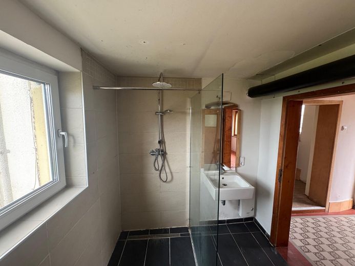 Einfamilienwohnhaus freistehend in 56244 Hartenfels - renovierungsbedürftig – Bad Erdgeschoss