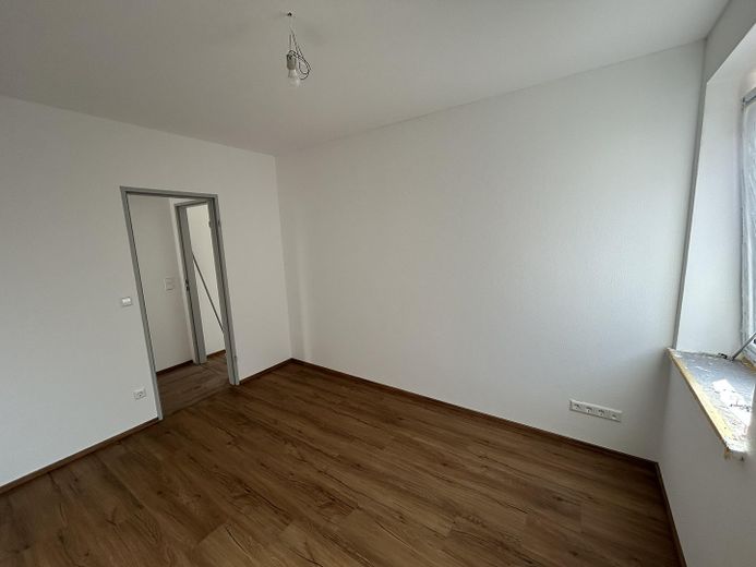 Vorankündigung: Neu sanierte 3 Zimmer Wohnung mit sonnigem Balkon, Aufzug, TG-Stellplätzen – Schlafzimmer 2 / Büro