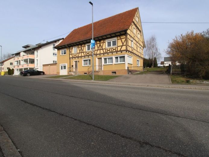 Geräumiges 4 - Familienhaus mit Entwicklungspotenzial und Zwei Garagen in Dauchingen – Foto 1