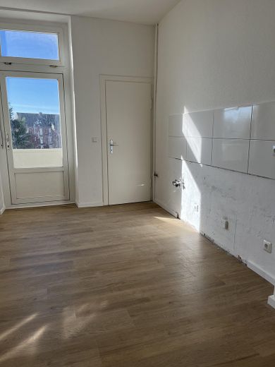 Küche mit Balkonzugang