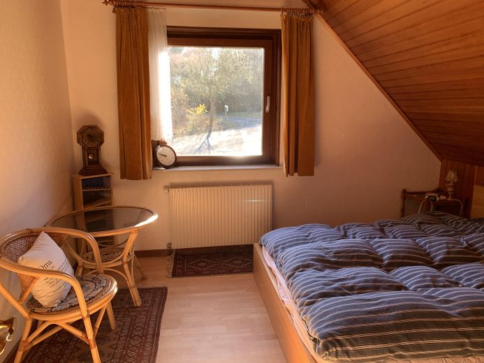 Modernisierter Wohnsitz oder Ferienhaus provisionsfrei von Privat – Schlafzimmer im Obergeschoss