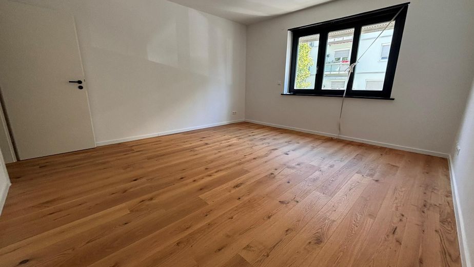 Stilvoll modernisierte Stadt-Oase mit Terrassenzugang, Gartenmitbenutzung und Klimaanlage – Wohnzimmer