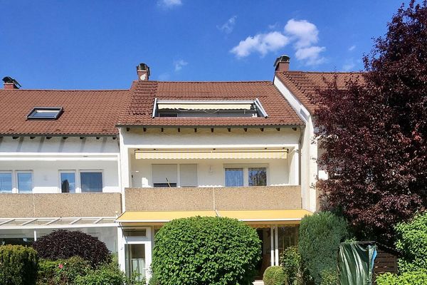 Ampia casa a schiera con giardino, garage, cucina componibile e mansarda abitabile a Neu-Ulm/Gerlenhofen