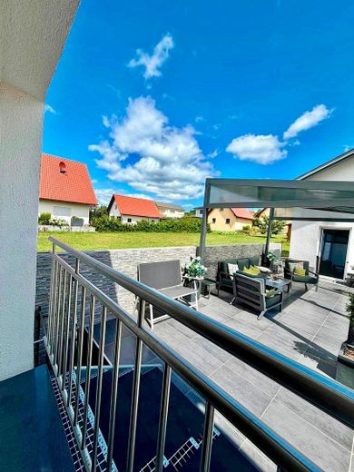 Wohnhaus mit mehreren möglichen Wohneinheiten und separatem Nebengebäude auf ca. 1110 m2 Grundstück – Foto 2