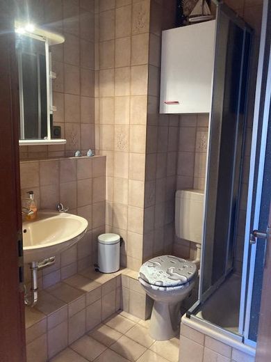 Casa adosada familiar en esquina con jardín de invierno y zona de estar independiente – 2OG_Bad
