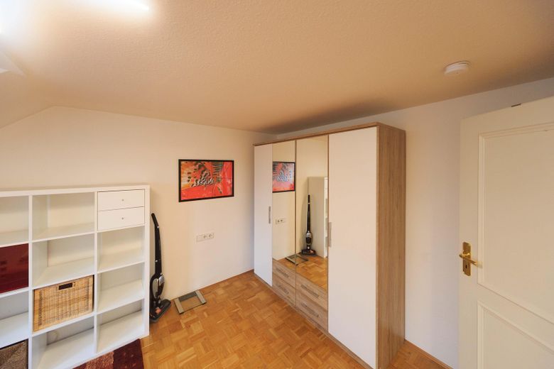 Schicke Maisonette-Wohnung mit Galerie und Loftcharakter | 2 Bäder – Schlafzimmer