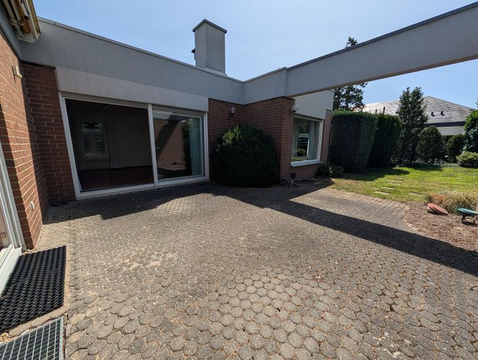 Bungalow de arquitecto con piscina cubierta en Limburgerhof – Innenhof