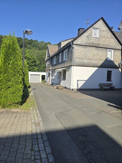 Historisches Fachwerkhaus mit drei Eigentumswohnungen – Vorderansicht