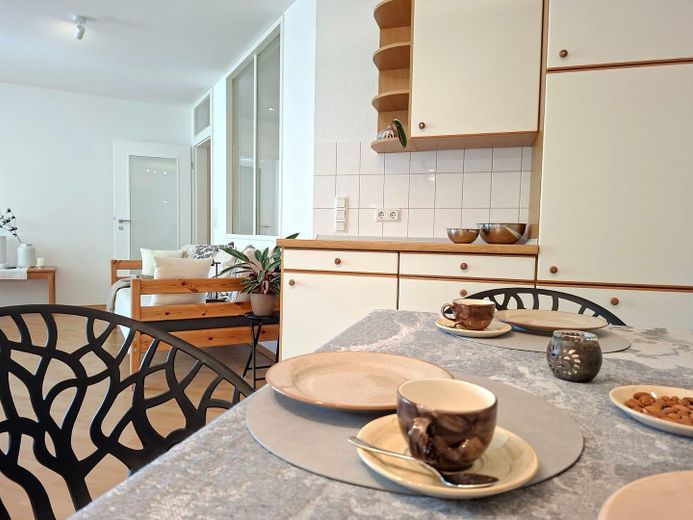 KURPARK-RESIDENZ Appartement en copropriété de 2 pièces, piscine/jacuzzi/sauna inclus dans les charges de copropriété, pompe à chaleur ! 1 place de parking en garage souterrain – Wohnbereich - Einbauküche