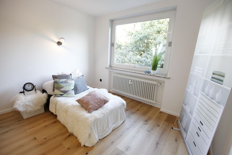 MODERNE 2-KAMERAPPARTEMENT MET BALKON + GARAGE – Schlafzimmer